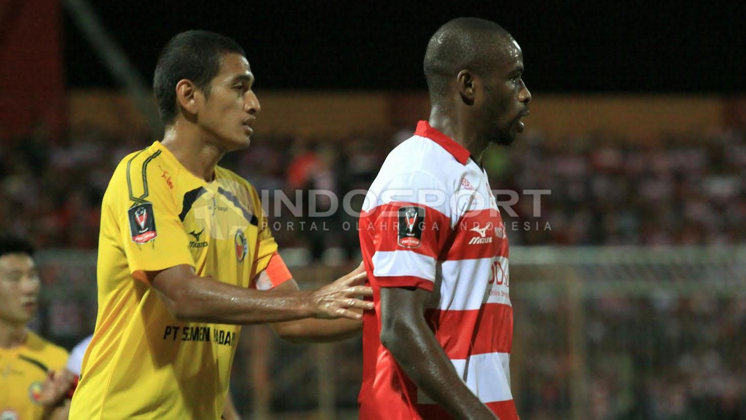Hengki%20Ardiles%20%28kuning%29%20saat%20menjaga%20pergerakan%20Greg%20Nwokolo.